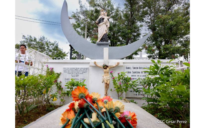 Juventud Sandinista homenajea a Doña Lidia Saavedra en el Día de las Madres
