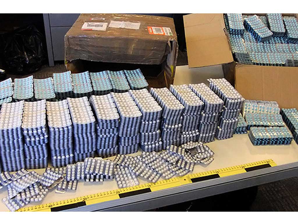 La policía requisa en el oeste de África 200 toneladas de medicamentos 