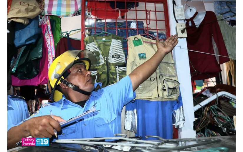 Bomberos inspeccionan tramos del mercado Róger Deshón