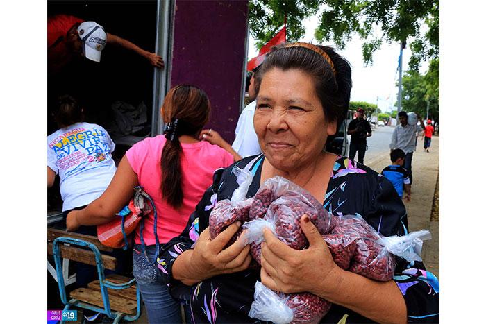 Población aprovecha fin de semana para abastecerse de frijoles solidarios