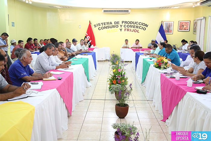 Sistema Nacional de Producción se reúne con productores de frijol y maíz