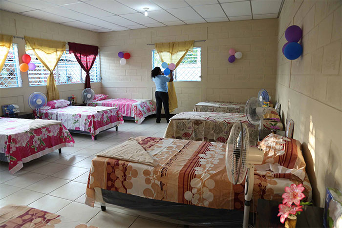 Embarazadas reciben con alegría nueva casa materna en  Villa El Carmen