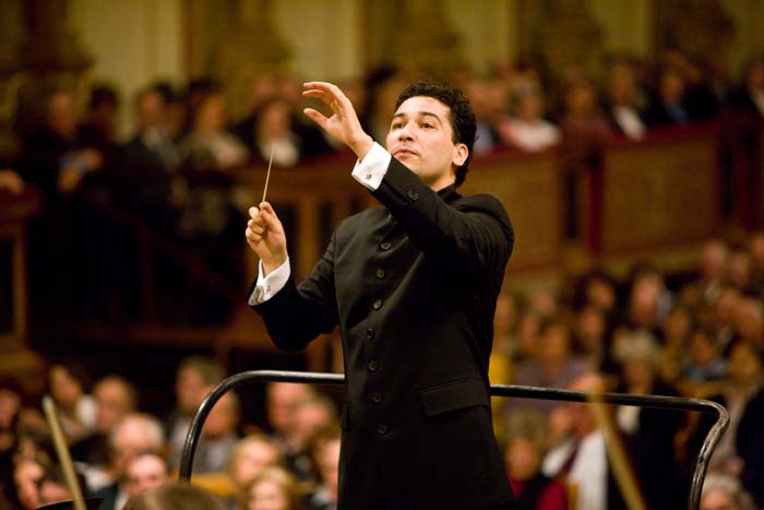 Colombiano toma el mando de la Orquesta Sinfónica de Houston con orgullo