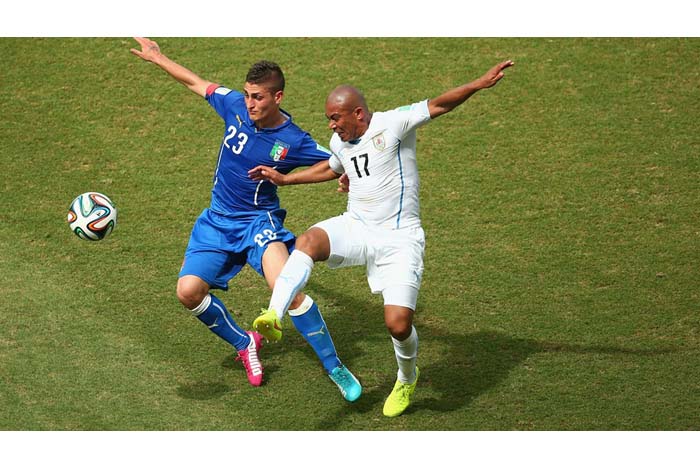 Uruguay clasifica a octavos de final y manda a casa a Italia