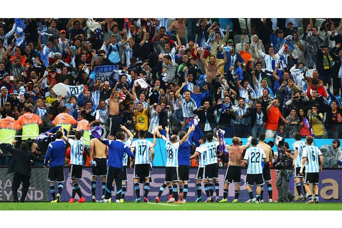 Previo a jugar ante Holanda, la fiesta argentina contrasta con la tristeza brasileña
