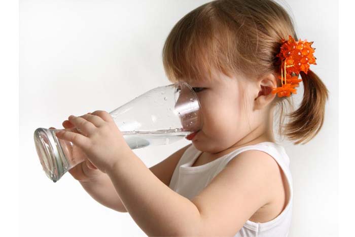 Siete formas de mantener hidratados a los niños