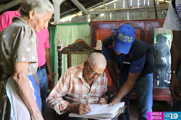 Gobierno Sandinista entrega títulos de propiedad a pobladores de Villa El Carmen