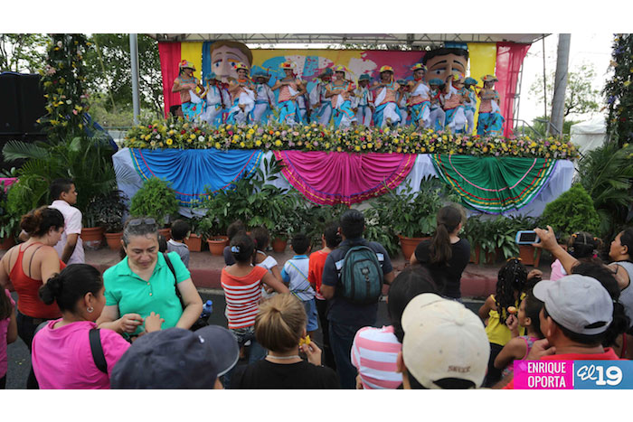 Miles de familias visitan Avenida de Bolívar a Chávez celebrando el 35/19