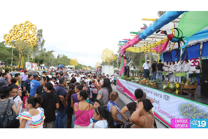 Miles de familias visitan Avenida de Bolívar a Chávez celebrando el 35/19