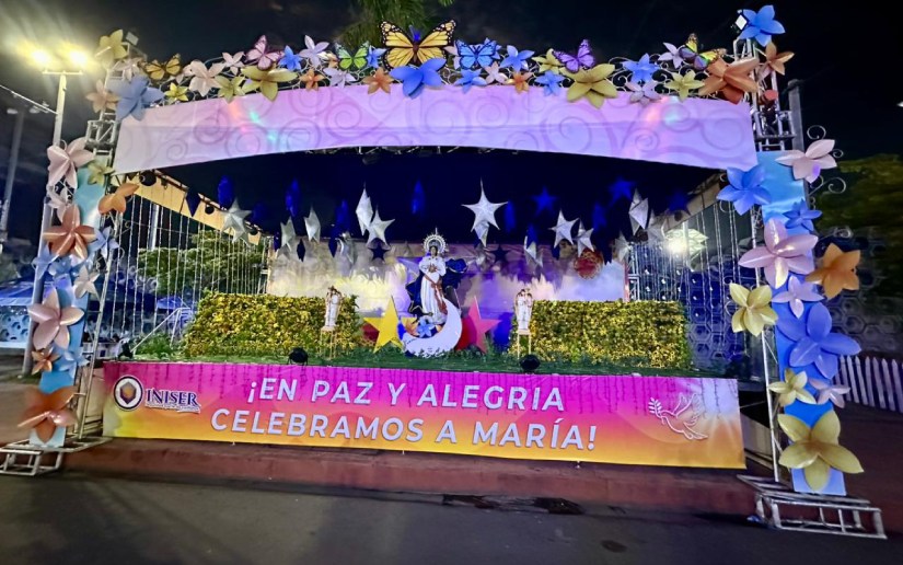 Altares en honor a María casi listos en la Avenida de Bolívar a Chávez