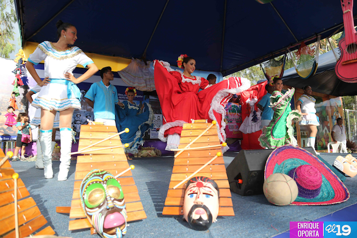 Miles de familias visitan Avenida de Bolívar a Chávez celebrando el 35/19