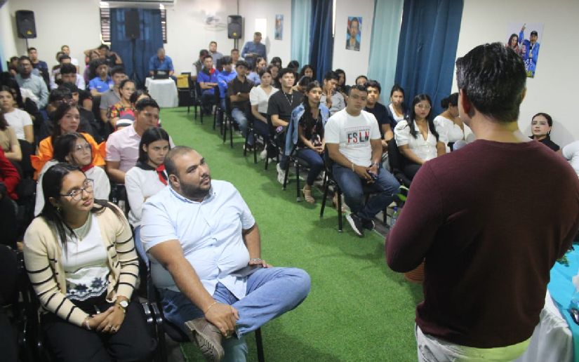Cover image for Más capacitaciones con estudiantes de las Universidades del Pueblo Presidente