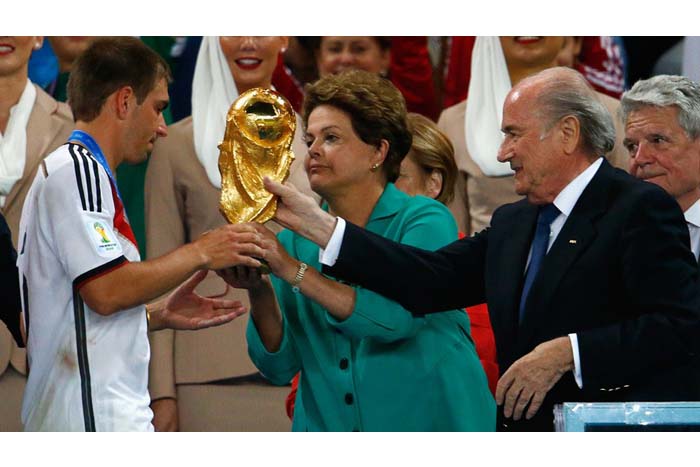 Lahm recogió trofeo entre silbidos a Dilma Rousseff y Joseph Blatter