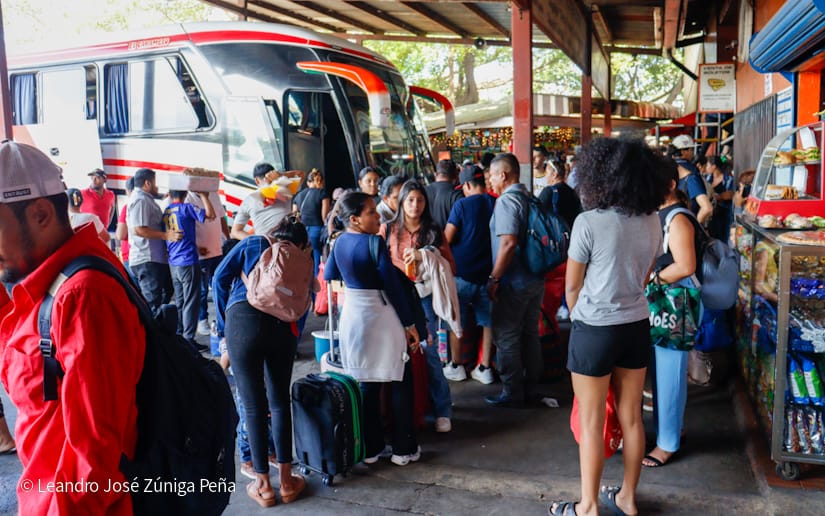 ¡Rumbo a vacacionar! Familias nicaragüenses empiezan a llenar terminal de buses en mercado Mayoreo