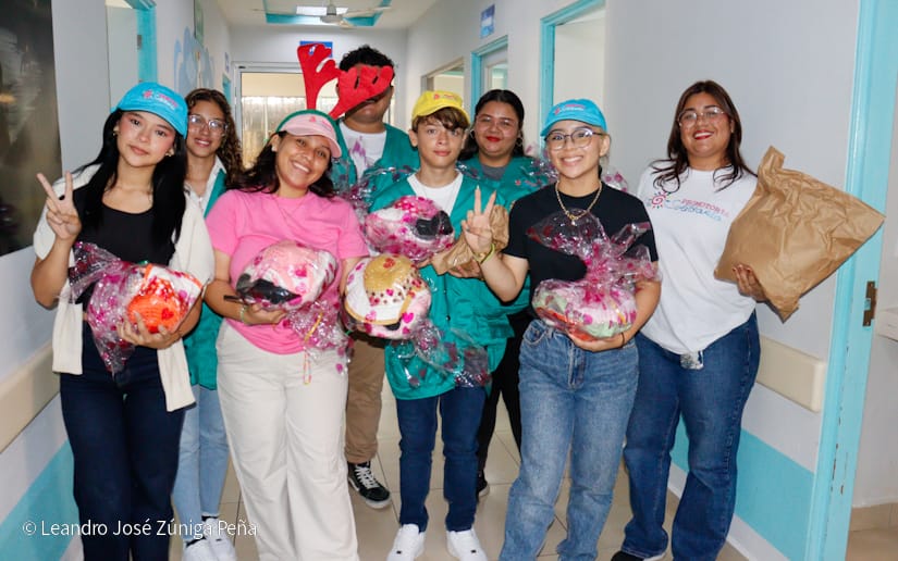 Promotoría Solidaria y Reinas de Universidades entregan obsequios navideños a niñez de hospitales