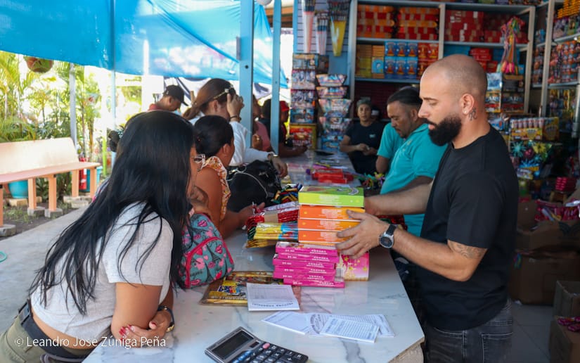 Nicaragüenses apuran las compras de fuegos artificiales y luces chinas para celebrar la víspera de la Navidad