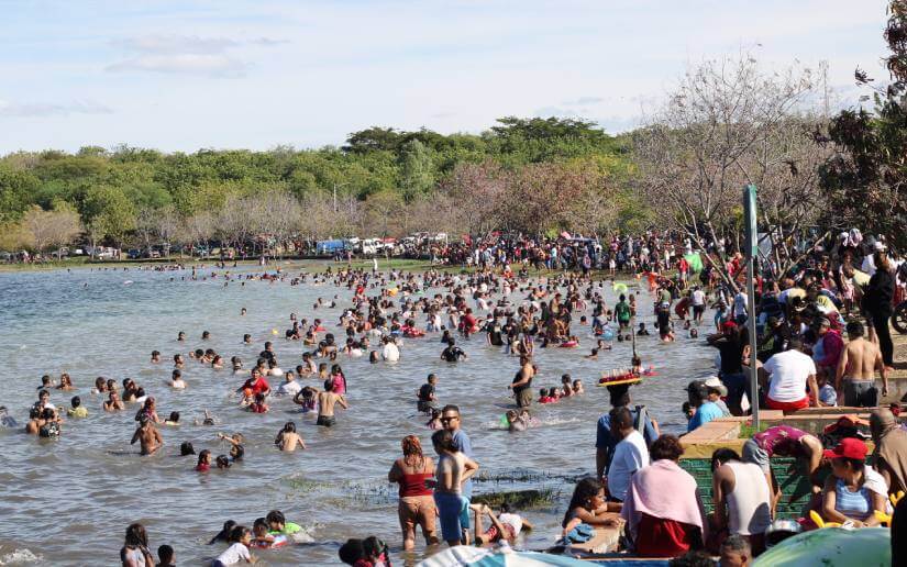 Veraneantes reciben el Año Nuevo con un refrescante chapuzón en las aguas de Xiloá