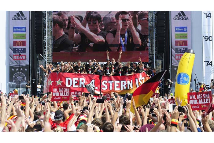 Selección alemana recibe bienvenida de héroes