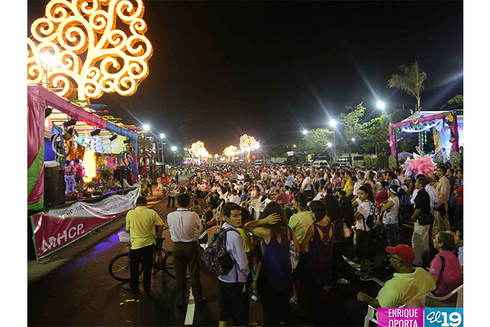Pueblo celebra Día de la Alegría en avenida de Bolívar a Chávez