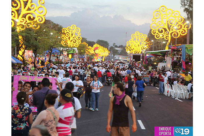 Pueblo celebra Día de la Alegría en avenida de Bolívar a Chávez