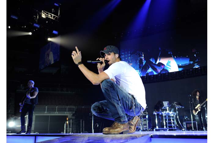 Enrique Iglesias y Romeo Santos grandes ganadores de los Premios Juventud