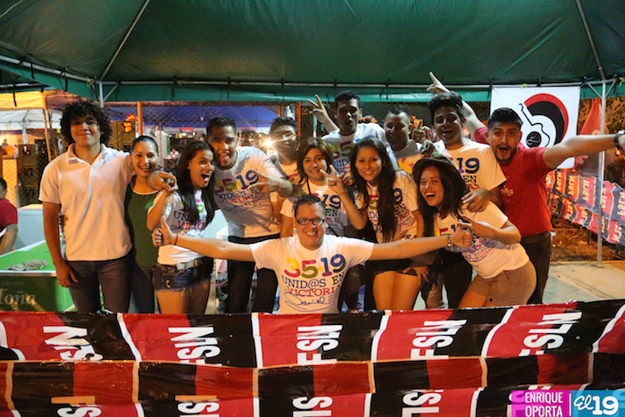 Familias celebran vísperas del 35/19
