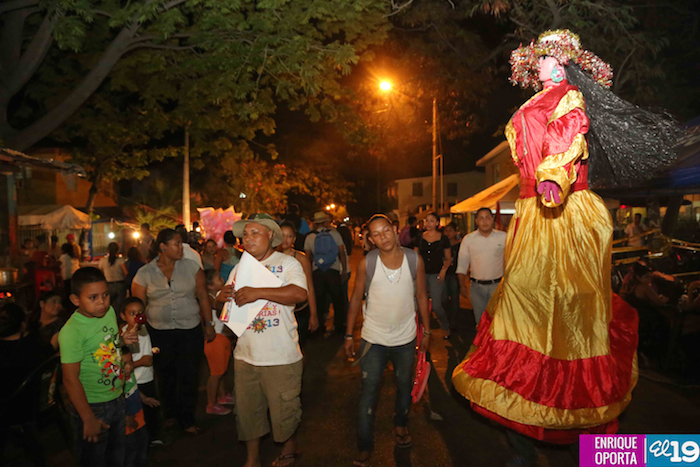 Familias celebran vísperas del 35/19