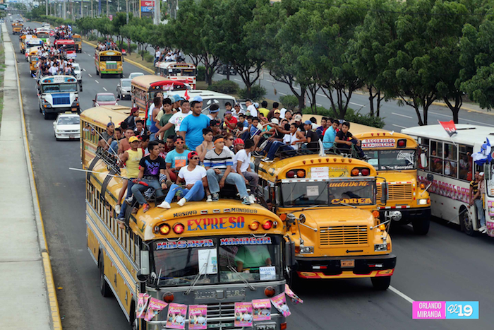 Caravanas de todo el país llegan a Plaza de la Fé para celebrar el 35/19