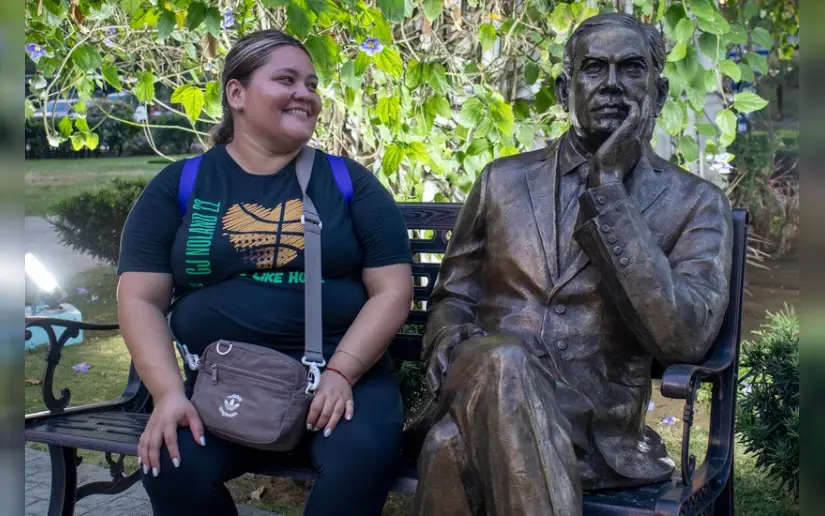 Monument to Rubén Darío Attracts Visitors' Interest at Paseo de la Paz
