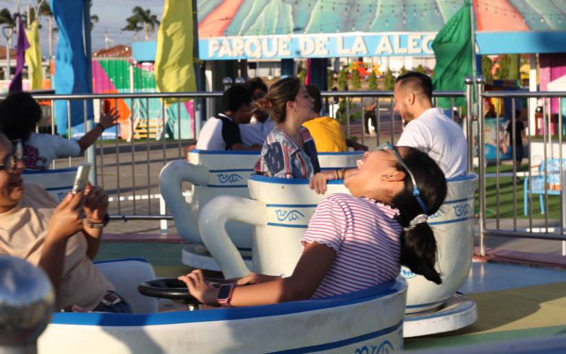 Nicaraguans and foreigners enjoy holidays at Puerto Salvador Allende