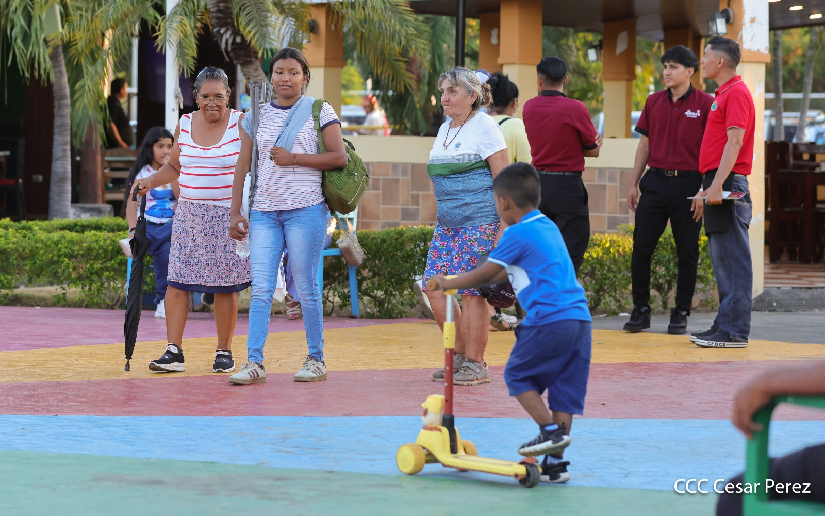 Families take advantage of the last days of vacation at Puerto Salvador Allende