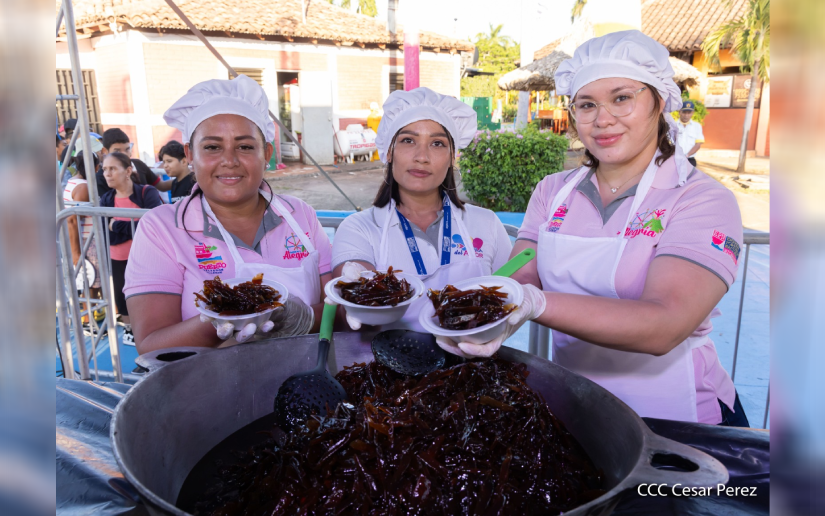 Tradition and Flavor: Families Taste Syrup at Puerto Salvador Allende
