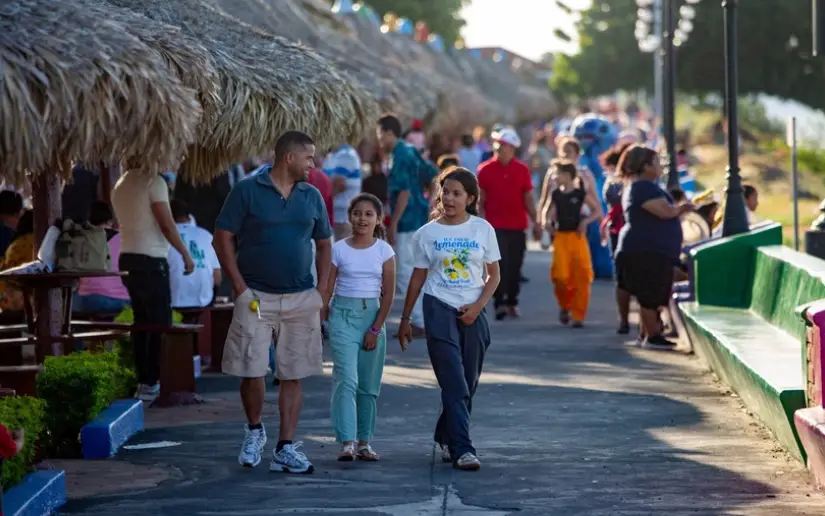 Nicaraguan families enjoy the spaces of Puerto Salvador Allende