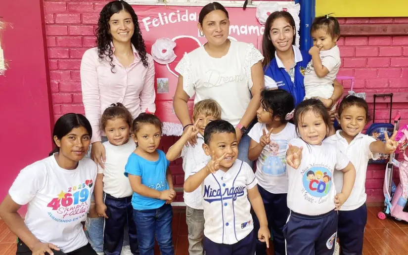 Cover image for Familias disfrutando convivencia amorosa