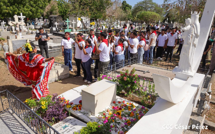 Cover image for Con flores y cantos revolucionarios, jóvenes honran memoria de doña Lidia Saavedra y la Heroína Nora Astorga