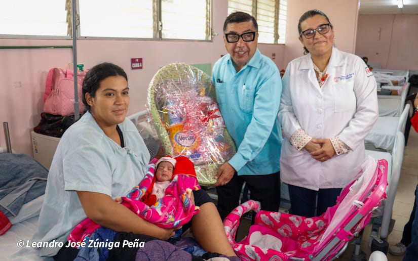 Cover image for ALMA reconoce con cariño y regalos a primeras madres en dar a luz este 30 de Mayo