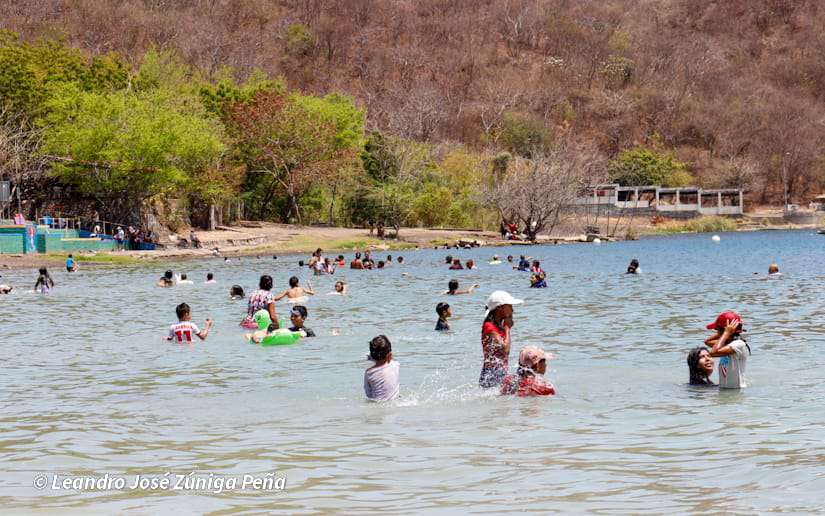 Cover image for Familias disfrutan de un baño refrescante en la laguna de Xiloá