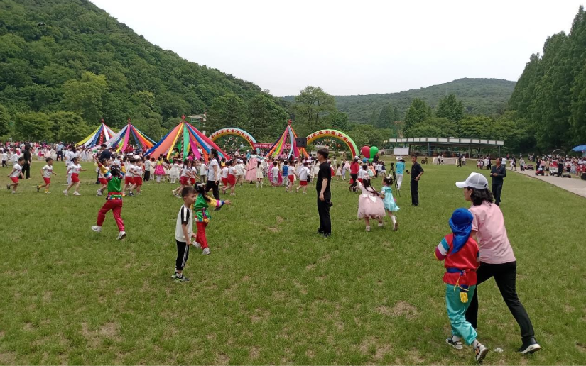 Cover image for Con l@s niñ@s en la RPD de Corea