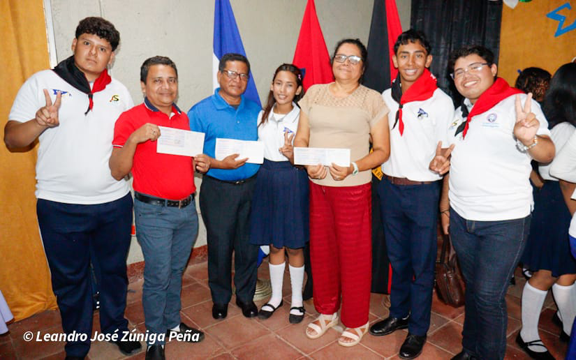 Juventud Sandinista entrega Bono Presidencial a docentes en Nicaragua