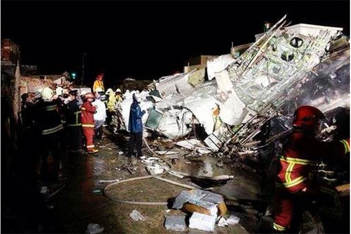 Avión se estrella en Taiwán: 51 muertos 