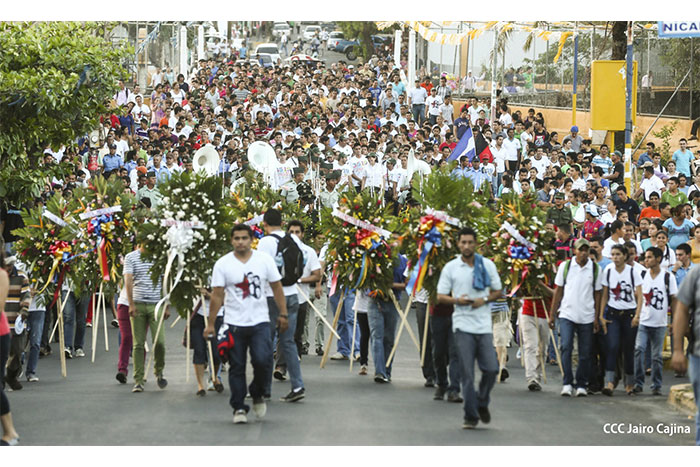 Ejército y familias de León protagonizan gigantesca marcha recordando a héroes estudiantiles  
