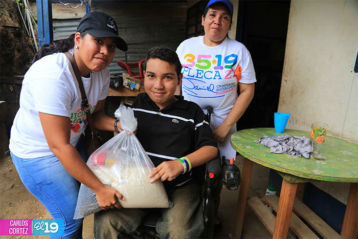 Gobierno entrega paquetes de alimentos a familias en barrio La Primavera