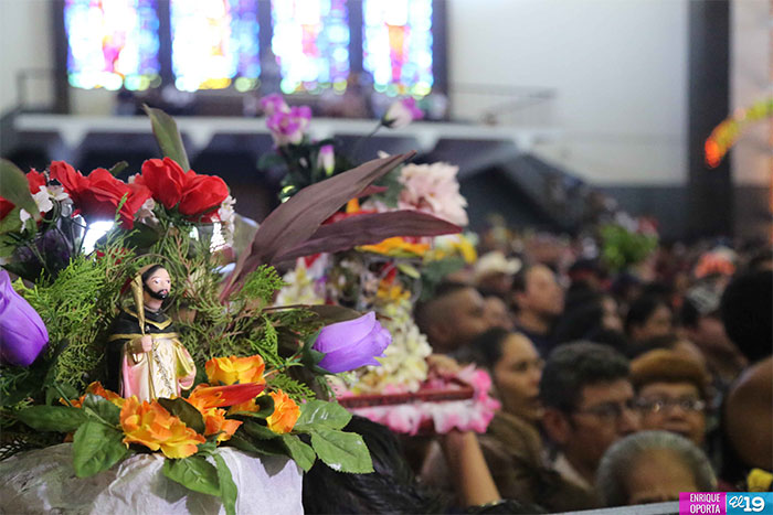 Con alegría y fervor miles acompañan a Santo Domingo hacia Las Sierritas