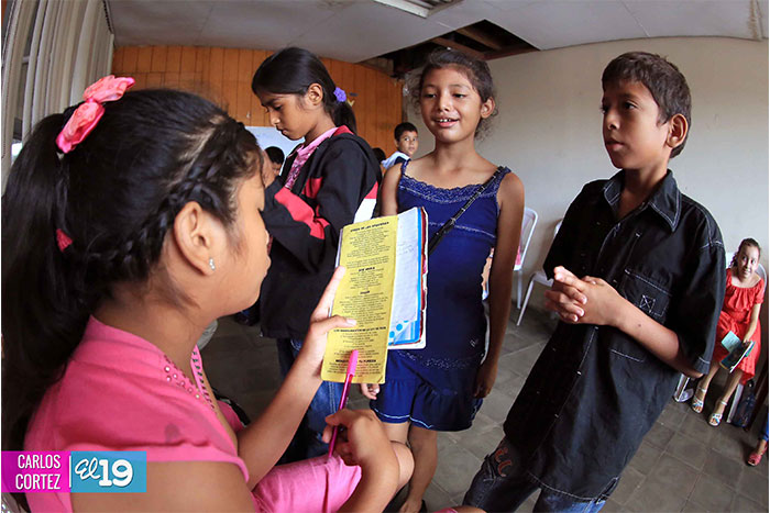 Compañera Rosario Murillo amadrina a 310 niñ@s de la Primera Comunión de Tu Nueva Radio Ya