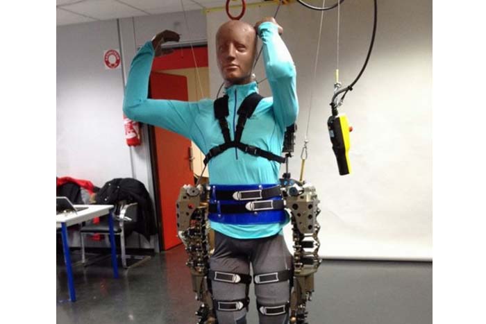 Crean exoesqueleto que permite que los usuarios se sienten sin tener una silla