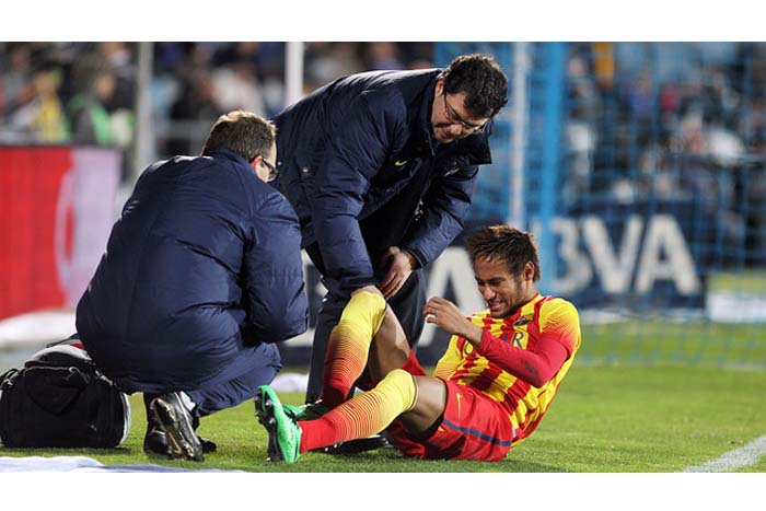 Neymar sufre un esguince de tobillo y es duda para el inicio liguero