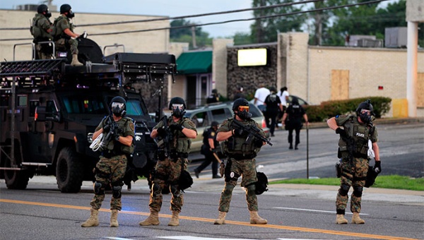 Evaluarán militarización policial en EE.UU. tras protestas en Ferguson