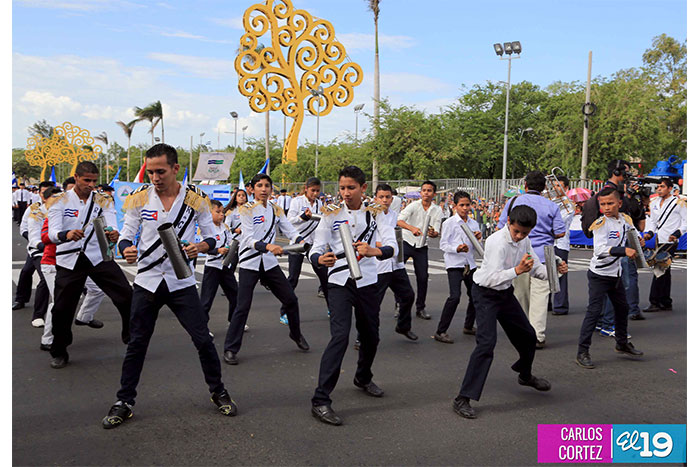 Dedican desfile patrio al 34 aniversario de la Cruzada Nacional de Alfabetización