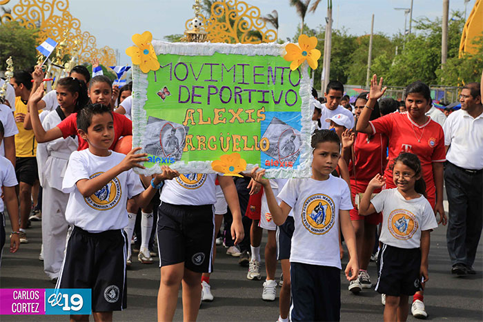 Dedican desfile patrio al 34 aniversario de la Cruzada Nacional de Alfabetización