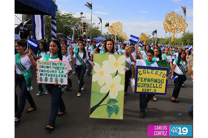 Dedican desfile patrio al 34 aniversario de la Cruzada Nacional de Alfabetización